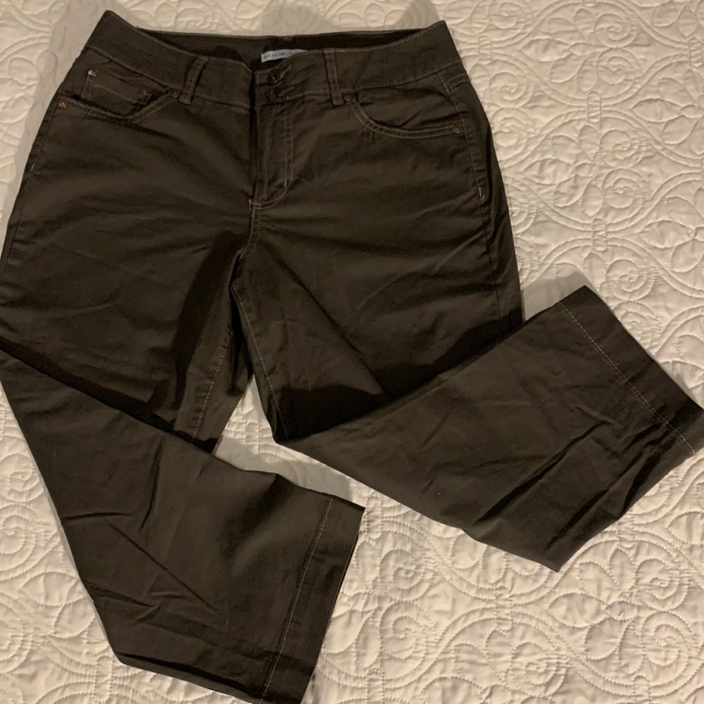 Womans Bandolino olive green capri pants size 8